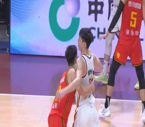 深圳疯狂逼抢动作过大被连吹了三个犯规