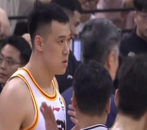仅3分钟就领到5个犯规！赵晏满1投1中得到4分2板1帽