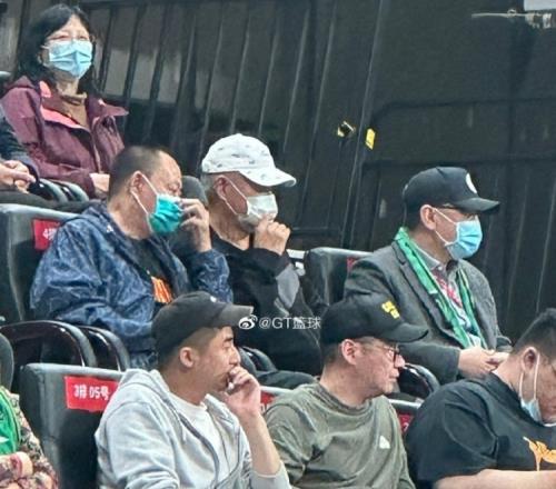 来为主队加油!赵本山现场观战辽厦抢五大战