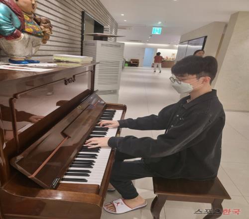 韩媒分享Faker弹钢琴照：从医院检查完眼睛后的Faker即兴一首