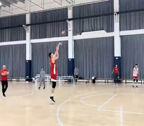 媒体人晒男篮短训营画面：全队主练配合+三分还有半场传球训练