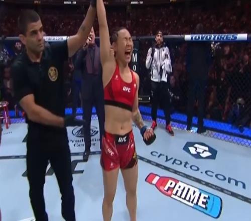 牛！UFC288主赛第三场，中国选手闫晓楠爆冷TKO安德拉德！