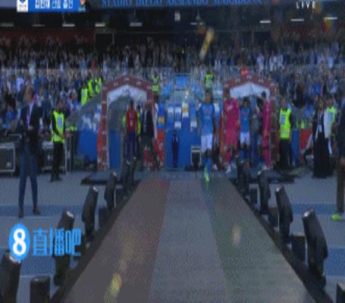 向冠军致敬！佛罗伦萨全队列队祝贺那不勒斯夺冠