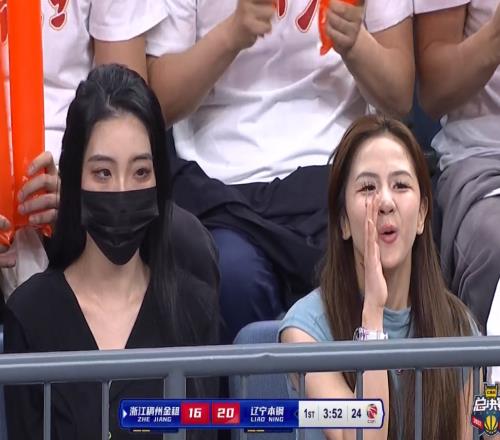 CBA总决赛G1场边美女球迷抢镜