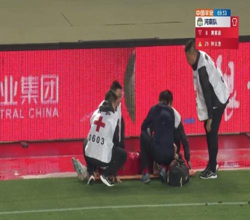 希望无大碍!黄紫昌疑似拉伤被担架抬下场,钟义浩替补登场