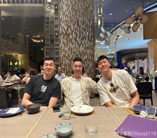 翟晓川晒与范子铭、李慕豪同游泰国照：三塔