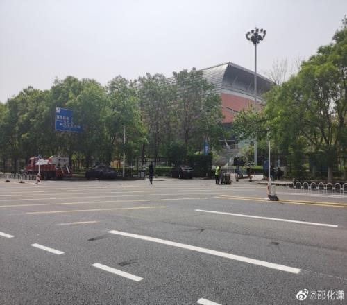 气氛已到位CBA公司昨晚在辽主场彩排颁奖场馆外马路更新标识