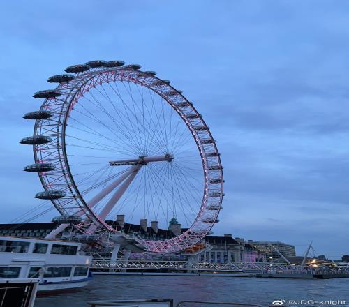 knight更新微博分享伦敦景色：看看风景自己拍的