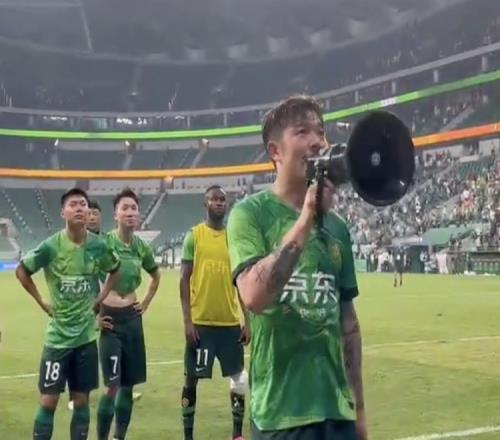 终于迎来主场首胜,张稀哲领唱国安队歌与球迷互动