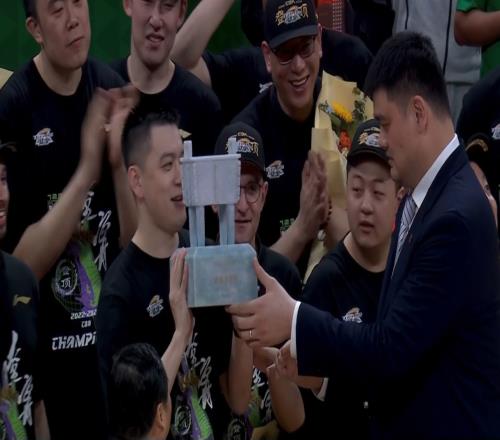 捧杯时刻!祝贺辽宁男篮夺得20222023赛季CBA总冠军
