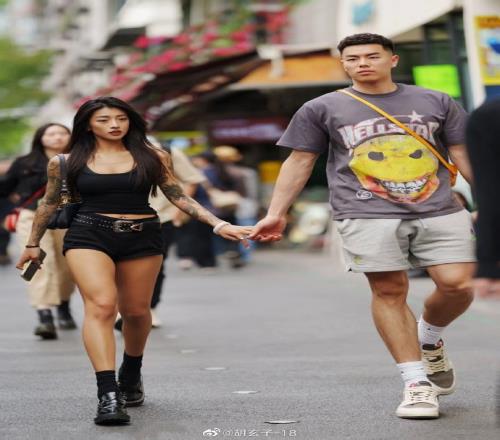 有点甜！李添荣女友发博晒二人的甜蜜合照