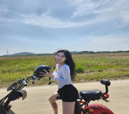 PGS1美女主持Bella晒照：身着黑色高腰短裤的长腿辣妹