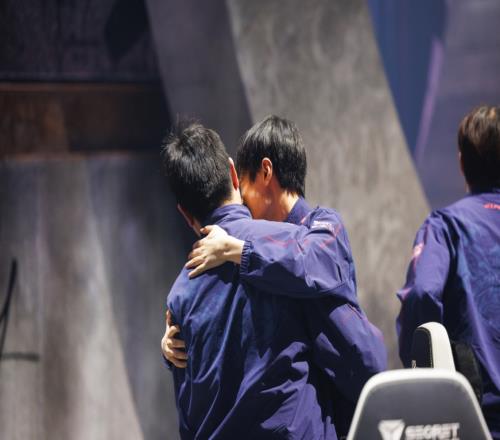 摄影师一村晒MSI夺冠返图:knight和369紧紧相拥