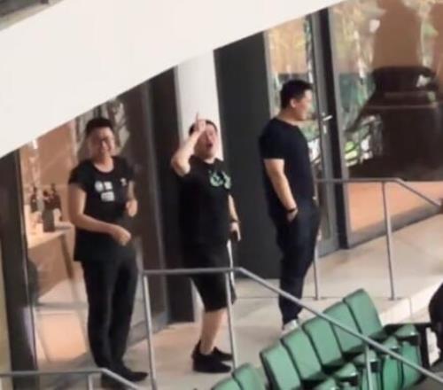 中超再现不和谐一幕，沧州球迷遭两名国安球迷辱骂+竖中指
