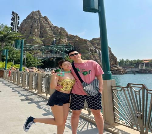 付豪晒视频与女友外出游玩&一起坐旋转木马:爱你所爱的人