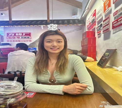 付豪晒与女友王鋆赛的照片:幸福的炸酱面