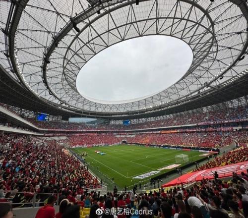 球市火爆！成都蓉城下午比赛主场依旧爆满