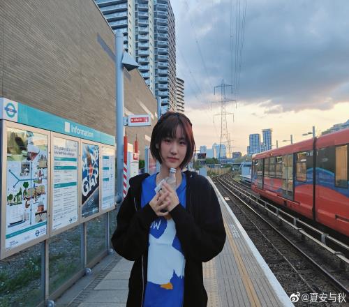 LPL女主持人夏安晒照:巧笑倩兮美目盼兮