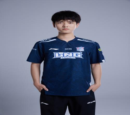 LNG分享夏季赛定妆照第二弹：Scout和GALA各自侧身回望