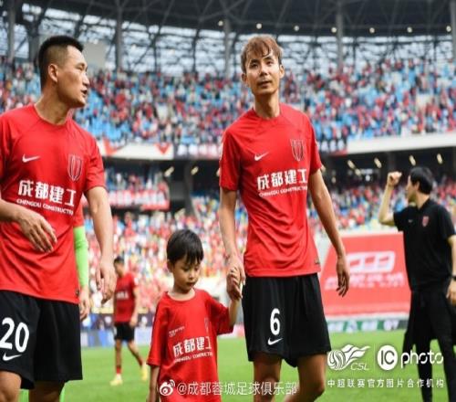 成都蓉城队员集体带娃登场:亲亲我的宝贝,愿你们幸福成长!