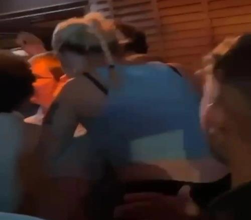 球场得意!特里皮尔和女友人狂欢至凌晨2点,妻子在西班牙