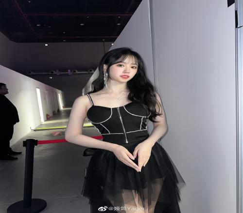 永劫无间赛事主持娅鸽晒照:黑色长裙更显白