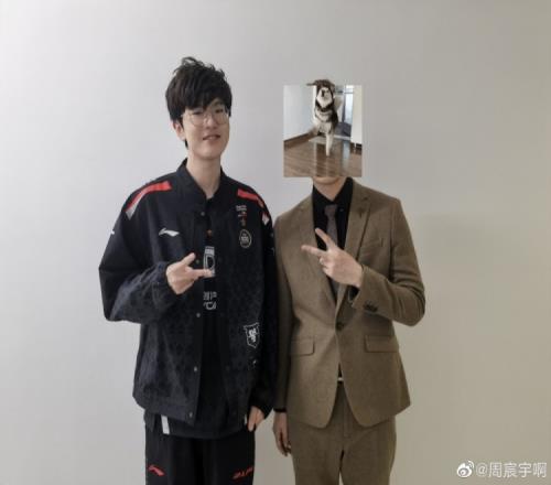 深圳主场主持人分享和Jiejie合照四年后再访Jiejie他还是没有变
