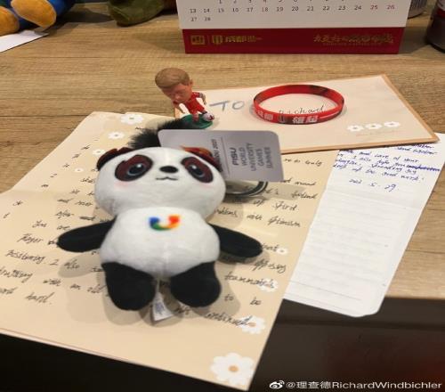 理查德晒球迷赠礼:我会把熊猫玩偶夹在背包上手写信寓意很特别