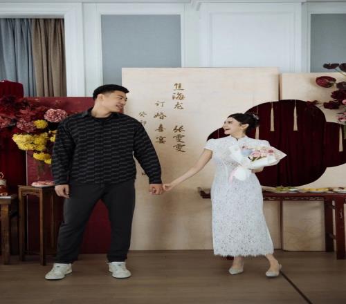 焦海龙爱人晒订婚照片:六年青春有幸爱与被爱