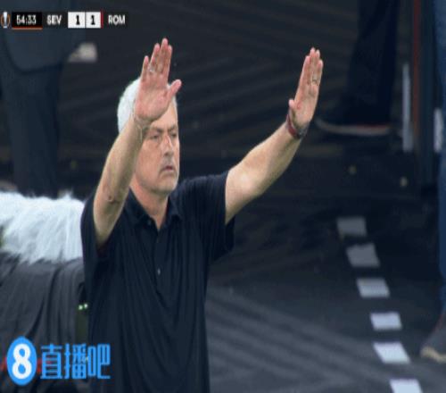 罗马被塞维扳平后，穆里尼奥在场边示意球员们冷静