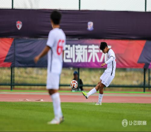 U21联赛总决赛第一阶段，上海海港U21队3比2战胜深圳U21队