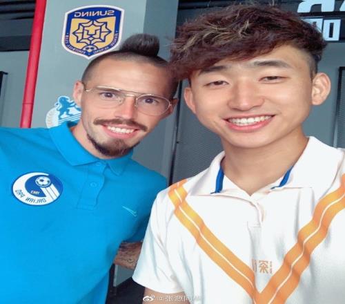 张源晒与哈姆西克昔日合影：当时在赛区整天在台球厅抢台子