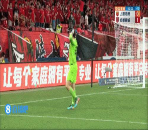 搞心态有一手!蓉城门将张岩向海港看台抚耳挑衅