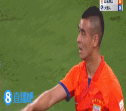 李源一“回头望月”传中助攻,费莱尼轻巧头球破门助泰山领先