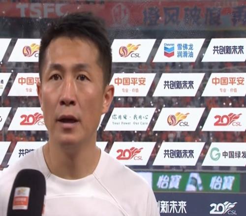 阎相闯:大连人队最近不太顺利,教练部署很好但球员实力就这样