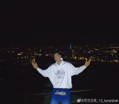 可兰白克晒游玩照:周末夜爬千佛山俯视整个济南城
