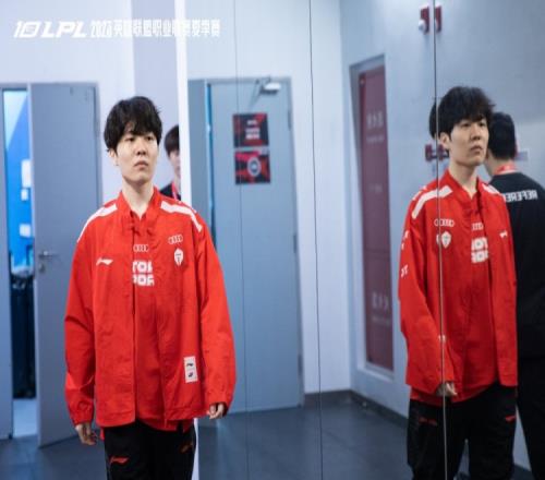 LPL官方发布TES赛后返图:JackeyLove赛后和Wayward碰拳