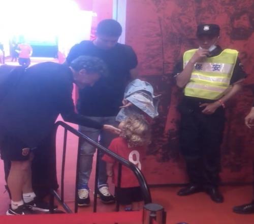 场上对手场下亲如家人,艾克森赛后和科蒂、奥斯卡温馨道别