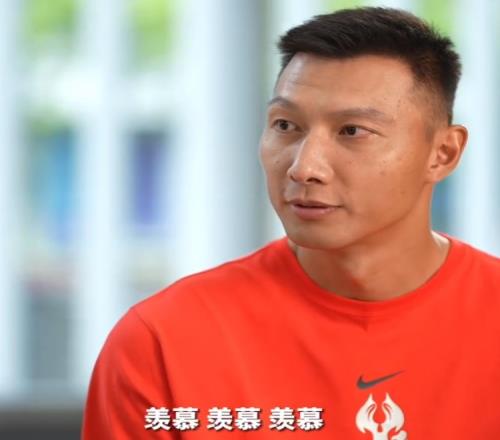 杨毅：看到年轻球员那么能跑能跳时易建联：羡慕羡慕羡慕羡慕