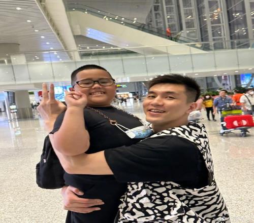 猛男流泪!郭艾伦晒与印尼表情包小胖合照:我直接哭哭