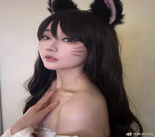 英文解说Kitty晒Cos阿狸美照：聪明的狐狸永远不会上套