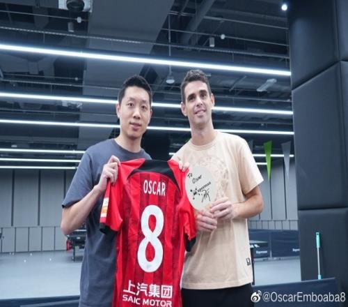 奥斯卡晒与许昕切磋乒乓球照,用上海话发文:伐要特色一哦