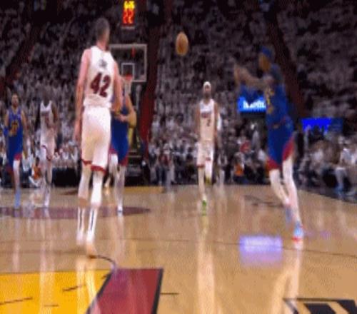乐福大师级预判站位直接造成波普进攻犯规！