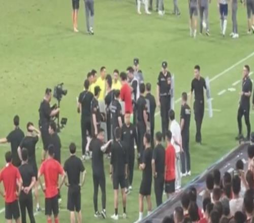 抗议帕拉西奥斯进球被吹,蓉城主帅徐正源赛后与马宁交涉