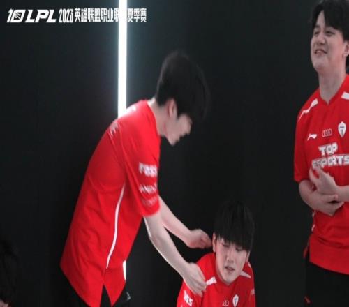 TES赛前花絮：被Rookie挠痒的JackeyLove