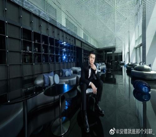 刘毅晒照:对007的各种西服套装情有独钟这次婚礼终于穿个过瘾
