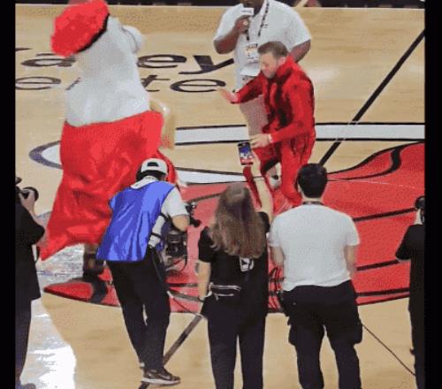 “嘴炮”康纳麦格雷戈与热火吉祥物拼拳后者被重拳KO