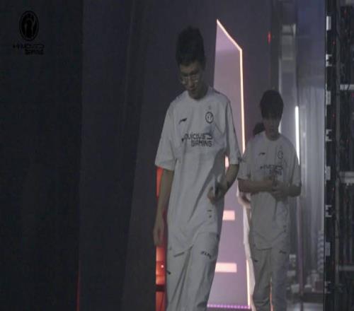 iG官博发布赛后花絮:三连败的iG该何去何从