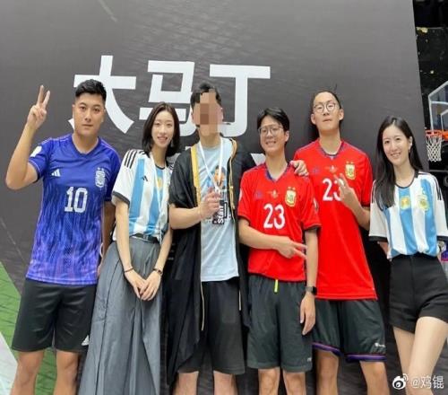 相聚太开心！苗锟、退钱姐等人参加大马丁见面会
