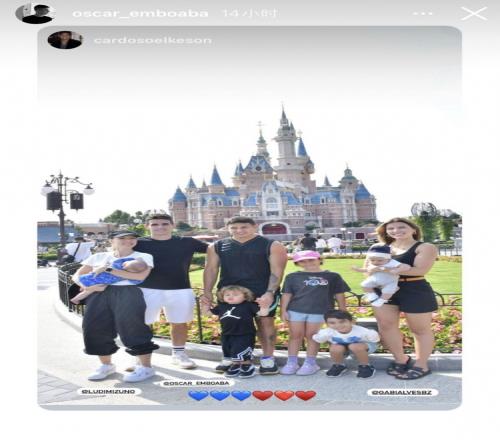 享受短暂假期,奥斯卡和艾克森携家人一起同游迪士尼